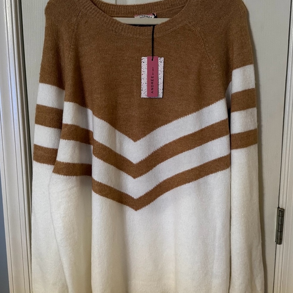 ANDREE BY UNIT Brown and White Chevron Sweater